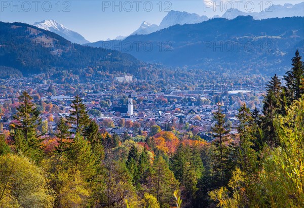 Autumn landscape on the Kramerplateauweg with a view of the village and the Karwendel Mountains