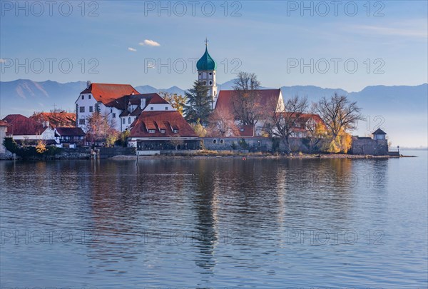 Peninsula with the parish church of St. George in front of the Alps