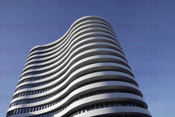Office tower with curved facade by SOP Architekten