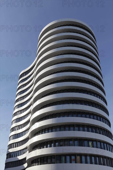 Office tower with curved facade by SOP Architekten