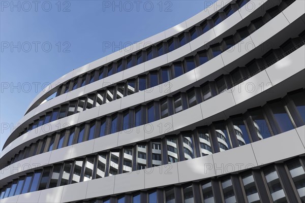 Office building with curved facade by SOP Architekten