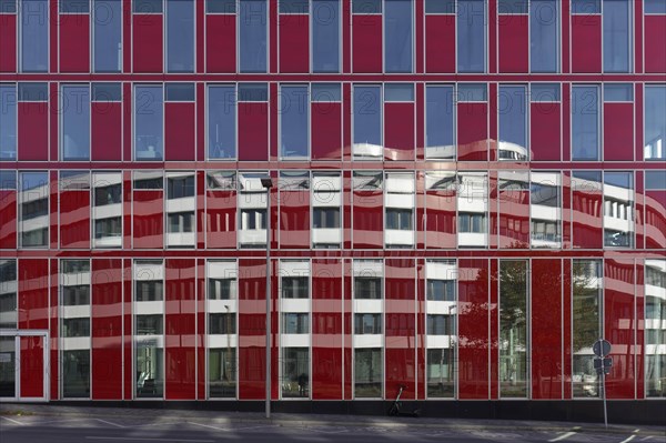 Trivago building reflected in the Capricorn office building