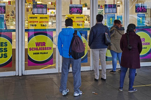 People on the last day in front of the entrance of a department store