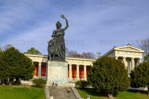 Bavaria statue with laurel wreath in front of Ruhmeshalle