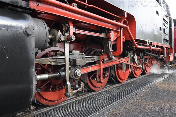 Transmissions and wheels of steam locomotive