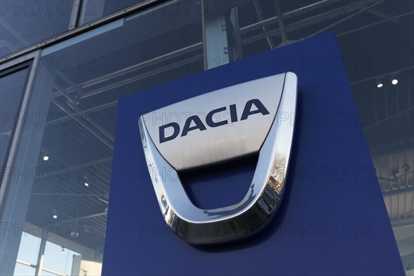 Dacia plaque in front of a car dealership