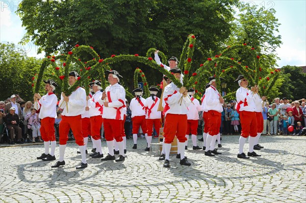 Ulmer Binder Dance in the monastery yard in Soeflingen