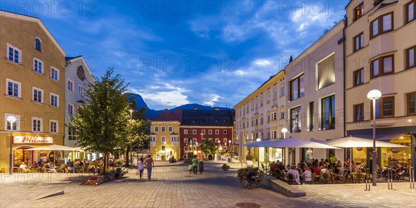 Restaurants and shops in the evening