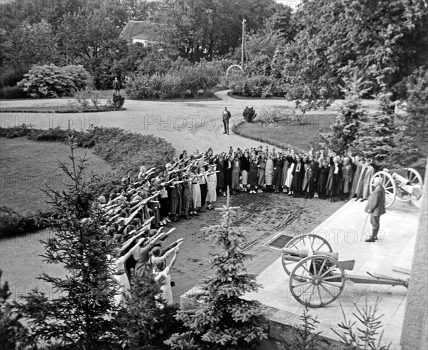 Paul von Hindenburg inspecting school groups