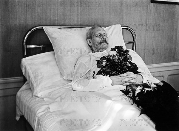 Paul von Hindenburg on his deathbed