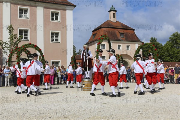 Ulmer Bindertanz in the monastery courtyard in Waiblingen