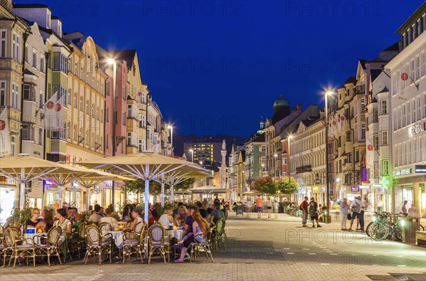 Restaurants and shops in Maria-Theresia-Strasse