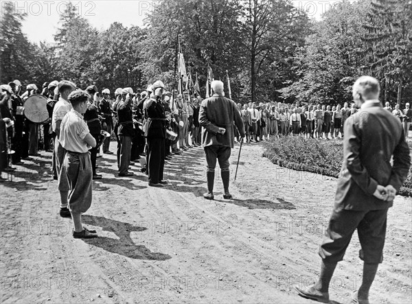 Paul von Hindenburg inspecting school groups