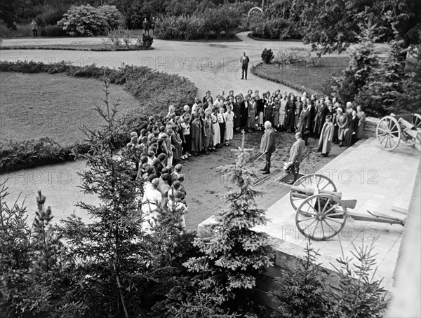 Paul von Hindenburg inspecting school groups