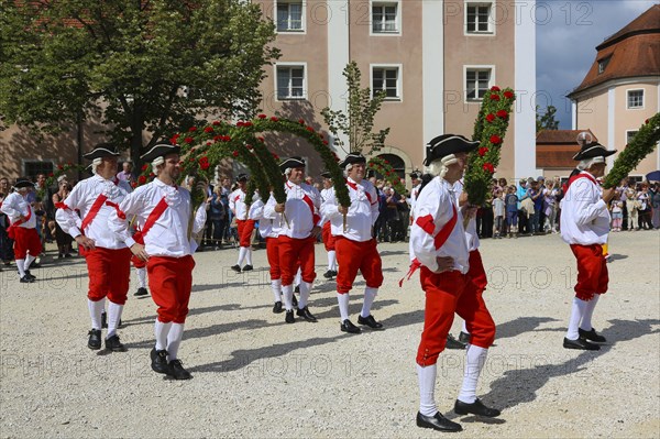 Ulmer Bindertanz in the monastery courtyard in Waiblingen