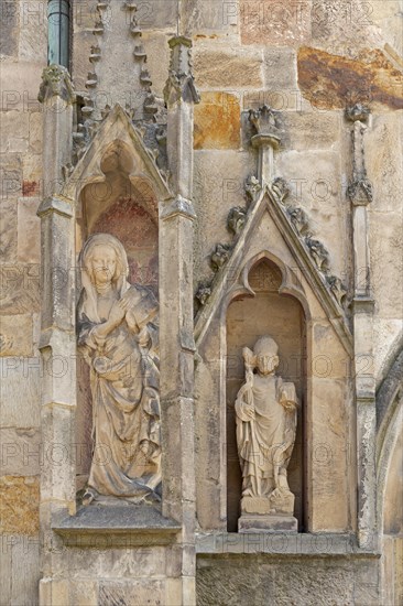Figures on the outer wall