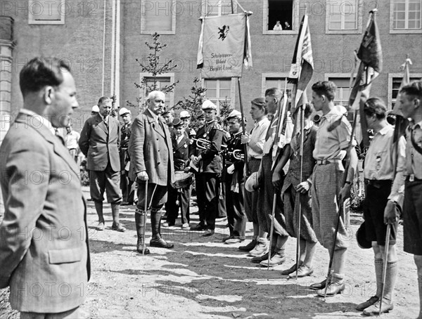 Paul von Hindenburg inspecting school groups