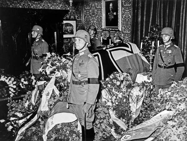 Guard of honour with soldiers at the coffin of Paul von Hindenburg