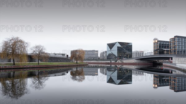 Hugo-Preuss-Bridge in front of the main station with the Cube Berlin building at Washingtonplatz