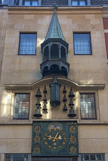 Glockenspiel with world time clock at Muenster