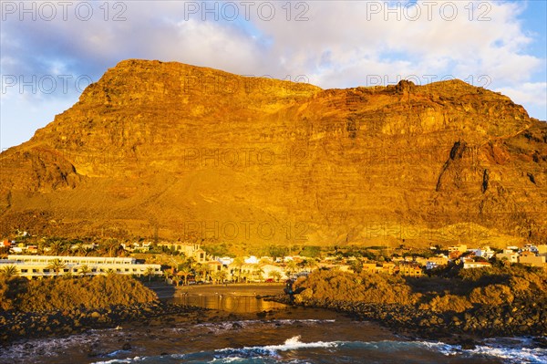Beach Charco del Conde and La Puntilla in the evening light
