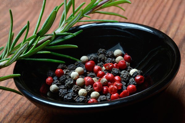 Black and white peppercorns in shell