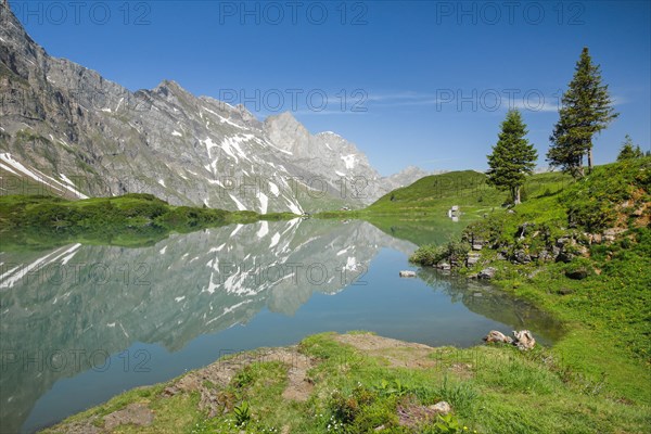 Trueebsee with view of Huetstock and Rotsandnollen