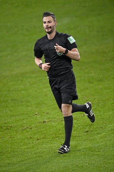 Referee Daniel Schlager