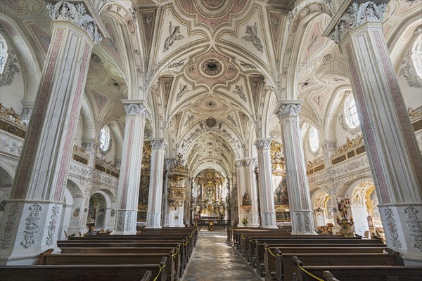 Middle nave with main altar