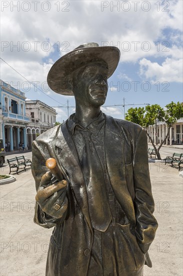 Sculpture of Benny More