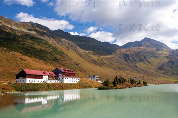 Alpengasthof Zeinisjoch on Lake Zeinis