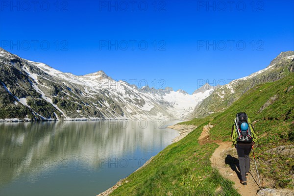 Mountaineer at the Oberaarsee in the direction of Oberaar Glacier