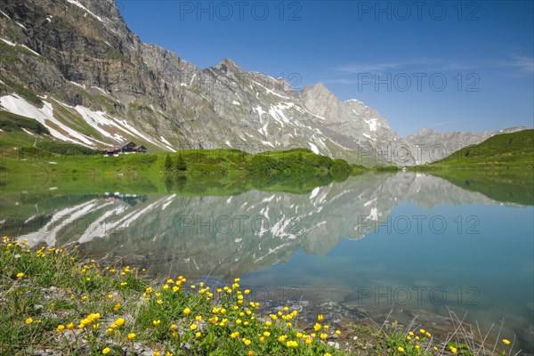 Trueebsee with view of Huetstock and Rotsandnollen