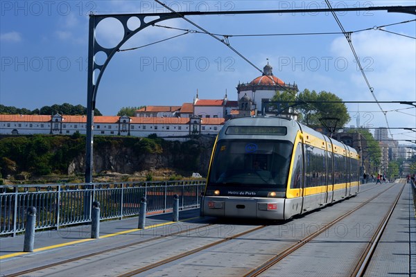 Metro on bridge Ponte de D. Luis I