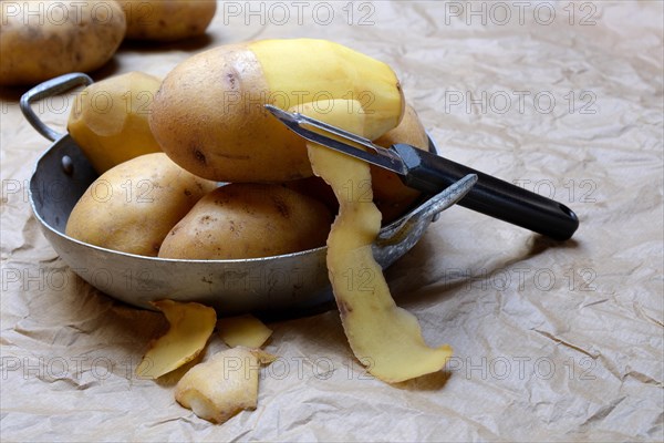 Potato peeling with peeler