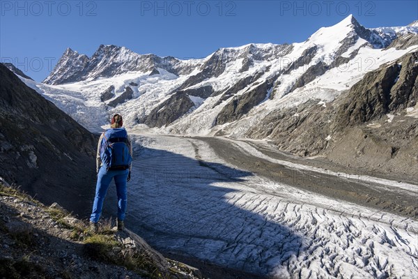 Mountaineer standing in front of glacier