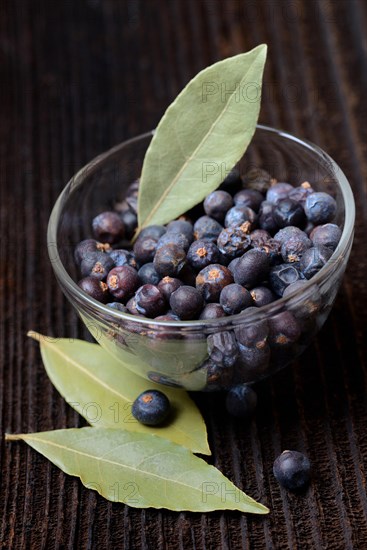 Dried juniper berries