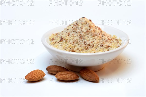 Ground almonds in shell and sweet almonds