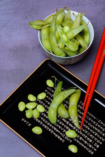 Cooked unripe soya beans in shell