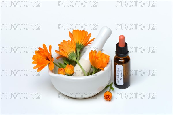 Marigoldstincture and flowers