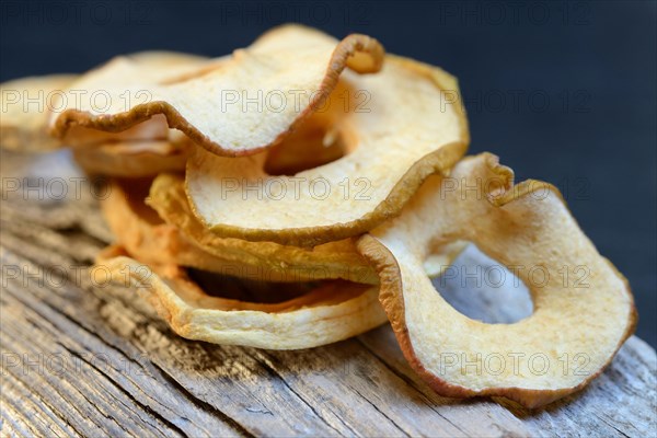 Dried apple slices