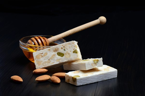 Nougat with almonds and honey