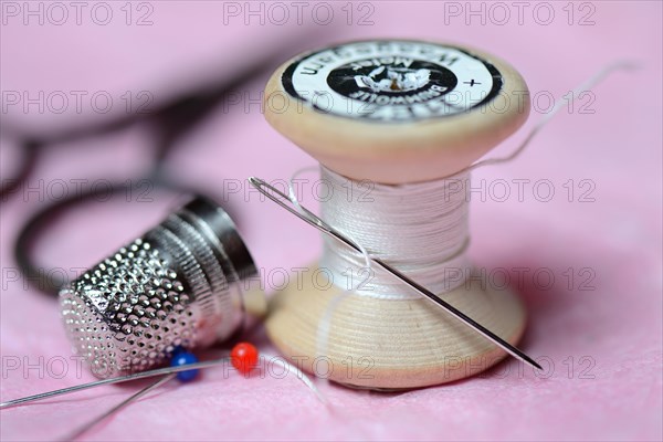 Sewing needle and thread roll