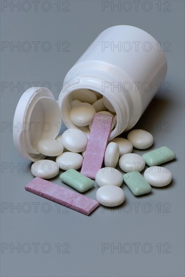 Chewing gum in a tin