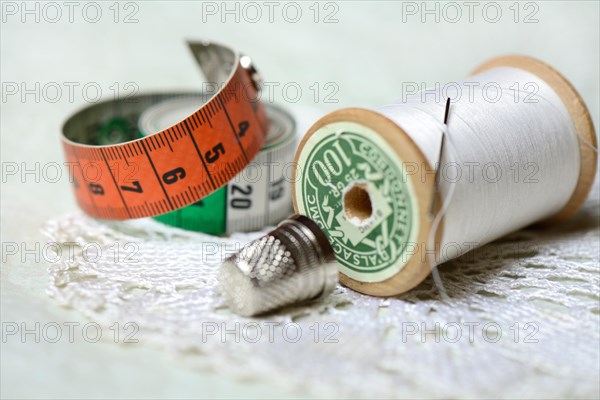 Thread roll with sewing needle