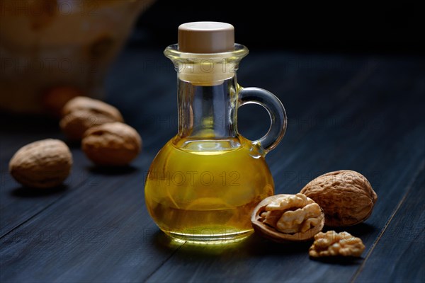 Walnut oil and walnuts