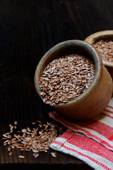 Linseed in ceramic pots