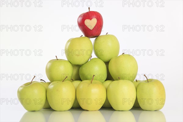 Pyramid from apples