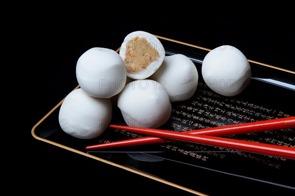 Glutinous rice balls with peanut filling