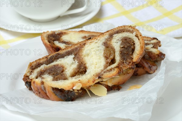 Yeast and nut plait